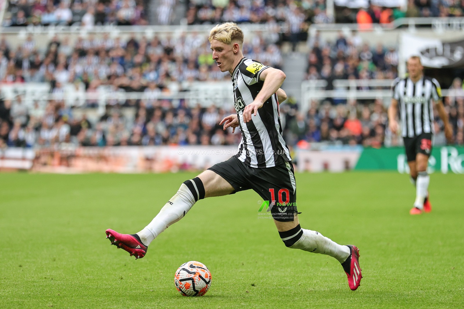 Anthony Gordon #10 of Newcastle United breaks with the ball during the Premier League match Newcastle United vs Liverpool at St. James's Park, Newcastle, United Kingdom, 27th August 2023

(Photo by Mark Cosgrove/News Images)