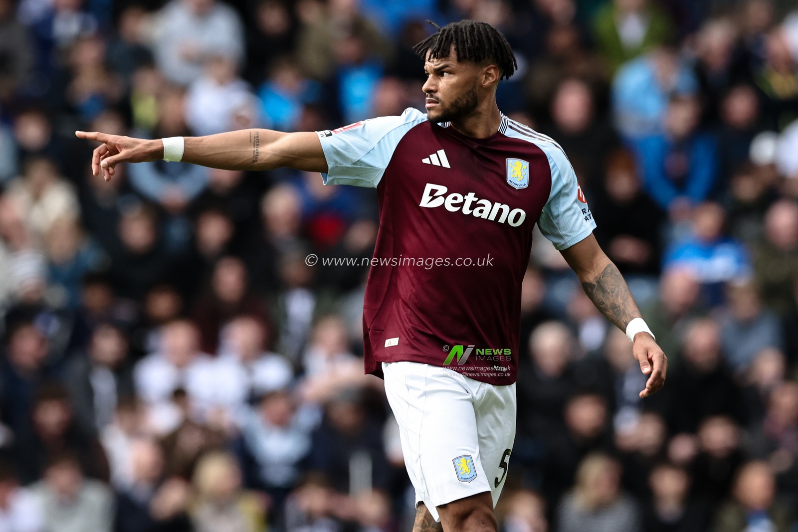 Tyrone Mings of Aston Villa gives his team instructions during the Emirates FA Cup Quarter-finals match Preston North End vs Aston Villa at Deepdale, Preston, United Kingdom, 30th March 2025

(Photo by Mark Cosgrove/News Images)