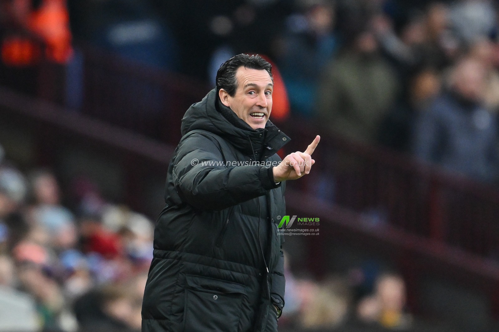 Unai Emery Manager of Aston Villa gives his team instructions during the Premier League match Aston Villa vs Leicester City at Villa Park, Birmingham, United Kingdom, 4th January 2025

(Photo by Craig Thomas/News Images)