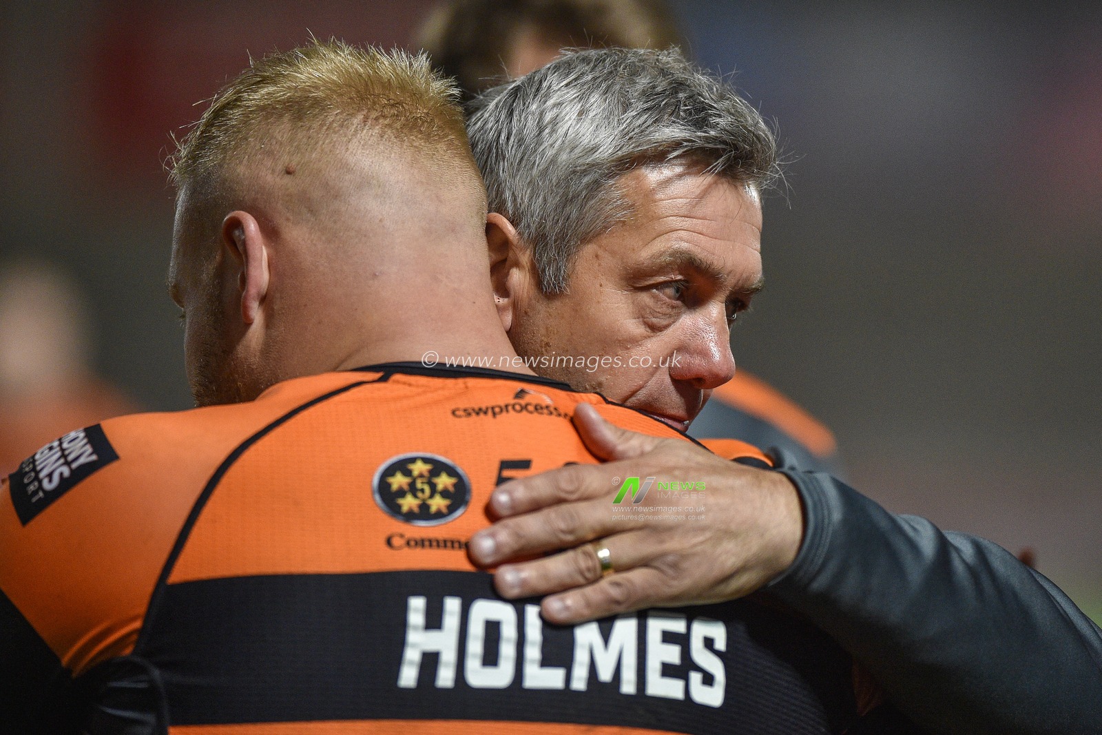 26th September 2019 ,  AJ Bell Stadium, Salford, England;  Betfred Super League Rugby, Round Eliminator 2, Salford Red Devils vs Castleford Tigers ; Castleford Tigers coach Daryl Powell consoles Oliver Holmes.

Credit: Dean Williams/News Images