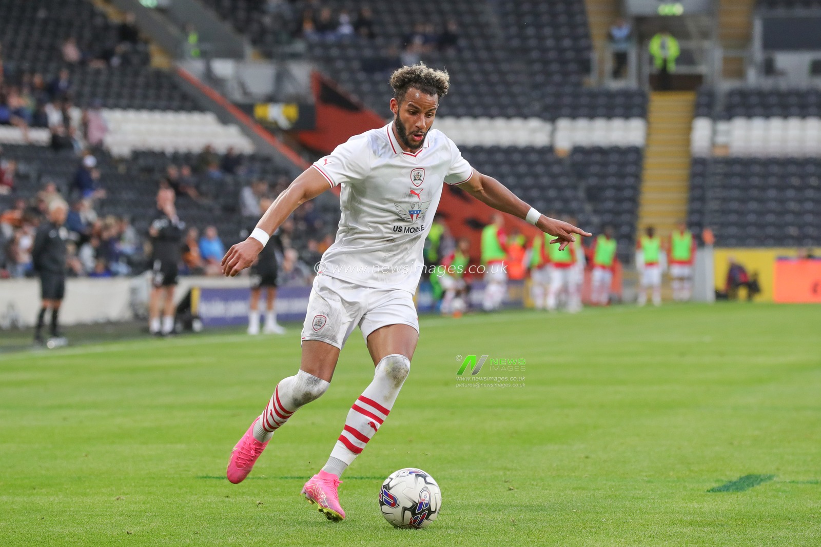 Barry Cotter #17 of Barnsley with the ball during the Pre-season friendly match Hull City vs Barnsley at MKM Stadium, Hull, United Kingdom, 18th July 2023

(Photo by Alfie Cosgrove/News Images)