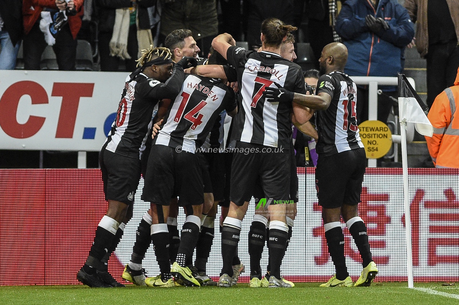 8th December 2019, St. James's Park, Newcastle, England; Premier League, Newcastle United v Southampton : Federico FernÃ¡ndez (18) of Newcastle United celebrates his goal with his team mates after scoring to make it 2-1

Credit: Iam Burn/News Images