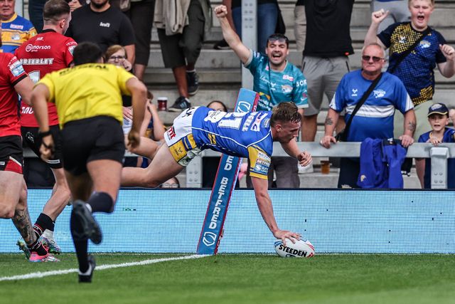 Alfie Edgell of Leeds Rhinos goes over for a try during the Betfred Super League round 19 match Leeds Rhinos vs Salford Red Devils at Headingley Stadium, Leeds, United Kingdom, 18th July 2025

(Photo by Alfie Cosgrove/News Images)