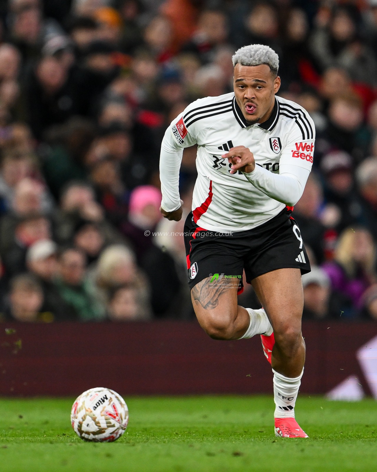 Rodrigo Muniz of Fulham makes a break with the ball during the Emirates FA Cup 5th Round match Manchester United vs Fulham at Old Trafford, Manchester, United Kingdom, 2nd March 2025

(Photo by Craig Thomas/News Images)