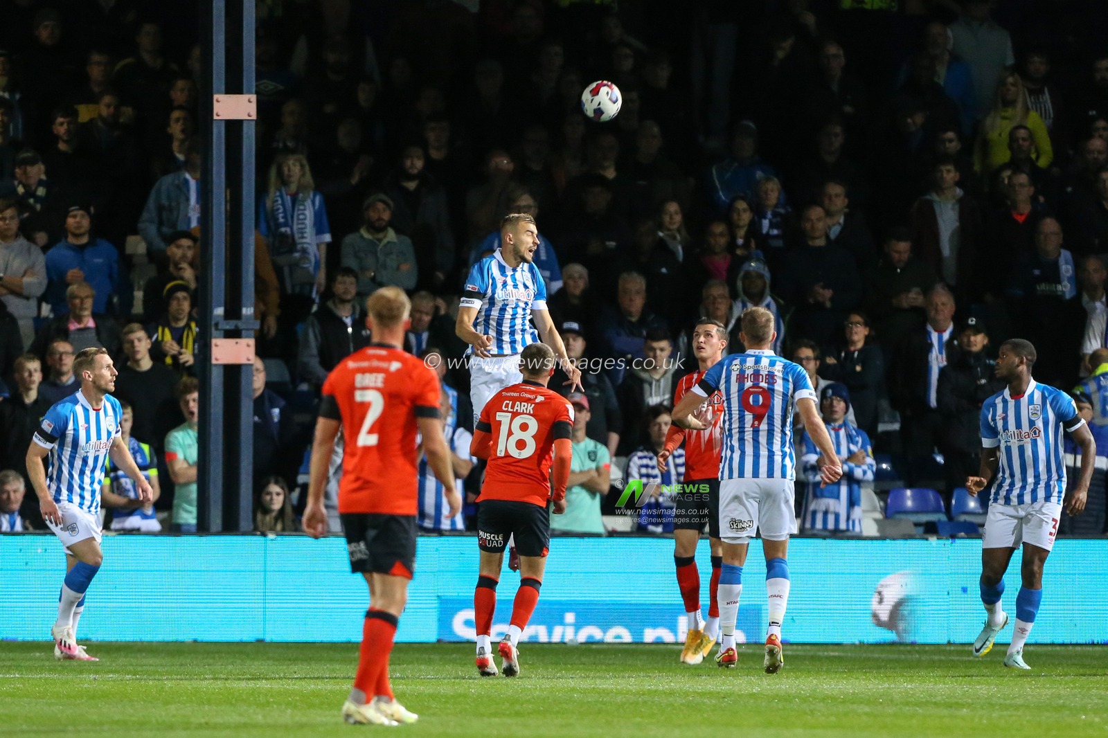 MichaÅ‚ Helik #39 of Huddersfield Town heads the ball during the Sky Bet Championship match Luton Town vs Huddersfield Town at Kenilworth Road, Luton, United Kingdom, 4th October 2022

(Photo by Arron Gent/News Images)