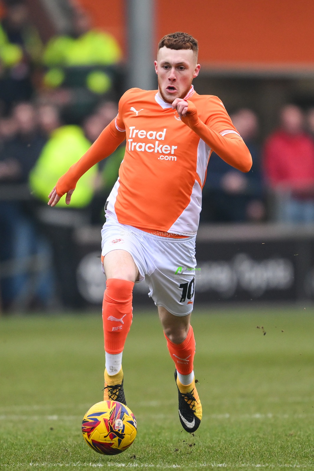 Sonny Carey of Blackpool makes a break with the ball during the Sky Bet League 1 match Blackpool vs Huddersfield Town at Bloomfield Road, Blackpool, United Kingdom, 18th January 2025

(Photo by Craig Thomas/News Images)