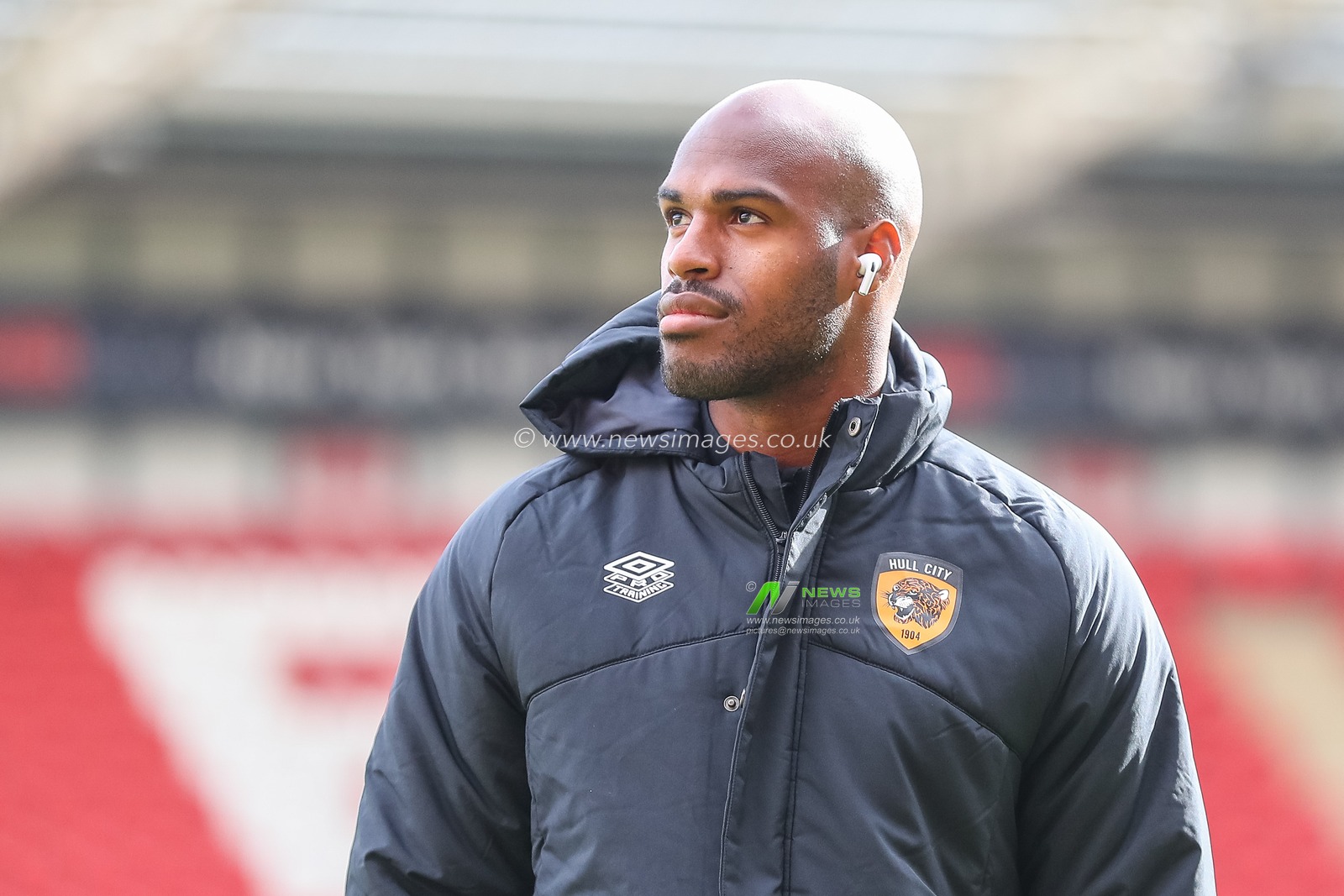 Ã“scar EstupiÃ±Ã¡n #19 of Hull City arrives ahead of the Sky Bet Championship match Rotherham United vs Hull City at New York Stadium, Rotherham, United Kingdom, 22nd October 2022

(Photo by Gareth Evans/News Images)