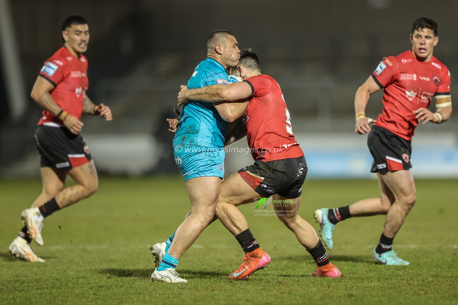 Tui Lolohea of Huddersfield Giants and Deon Cross of Salford Red Devils battle for the ball during the Betfred Super League Round 5 match Salford Red Devils vs Huddersfield Giants at Salford Community Stadium, Eccles, United Kingdom, 20th March 2025

(Photo by Alfie Cosgrove/News Images)