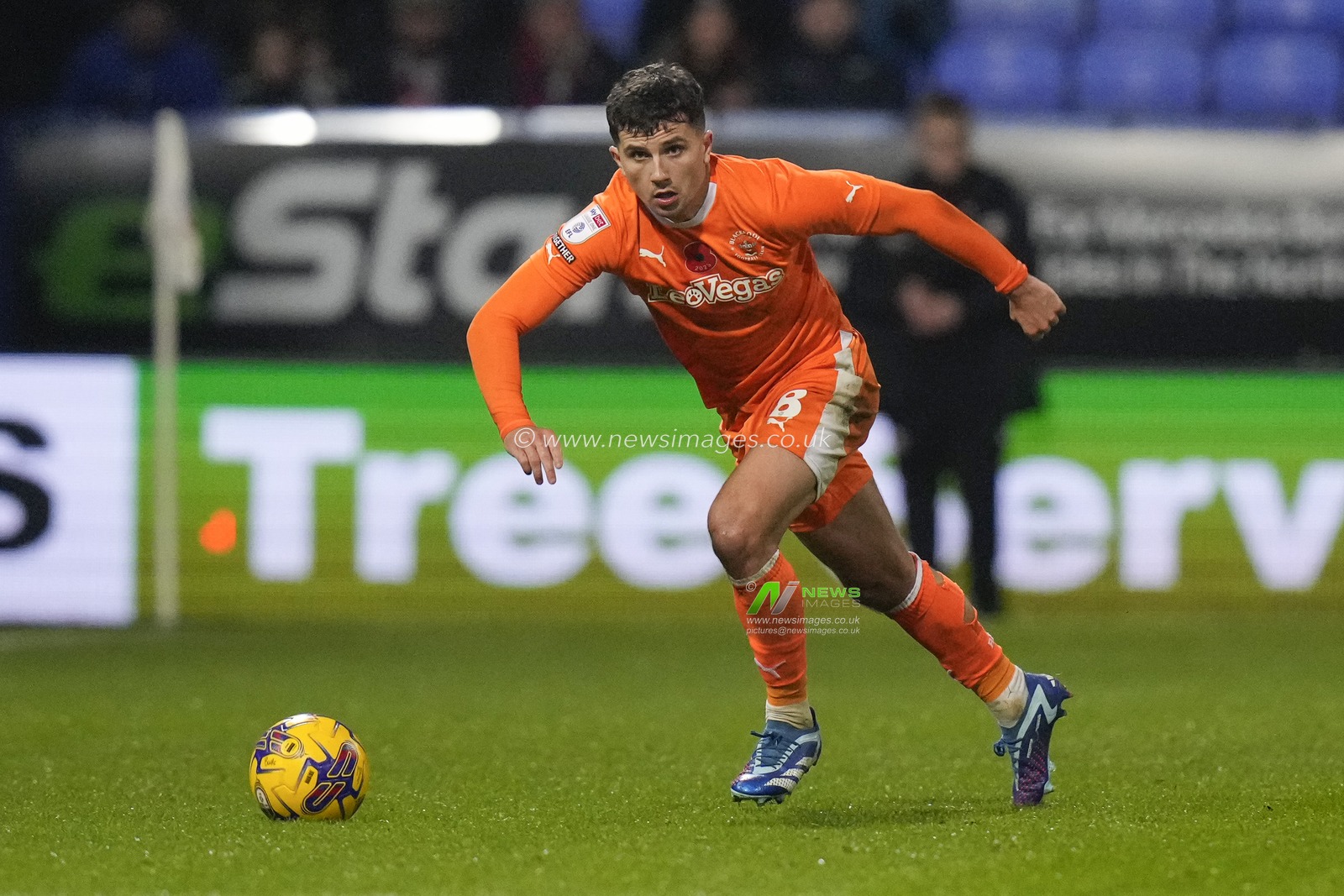 Albie Morgan #8 of Blackpool looks upfield during the Sky Bet League 1 match Bolton Wanderers vs Blackpool at University of Bolton Stadium, Bolton, United Kingdom, 11th November 2023

(Photo by Steve Flynn/News Images)