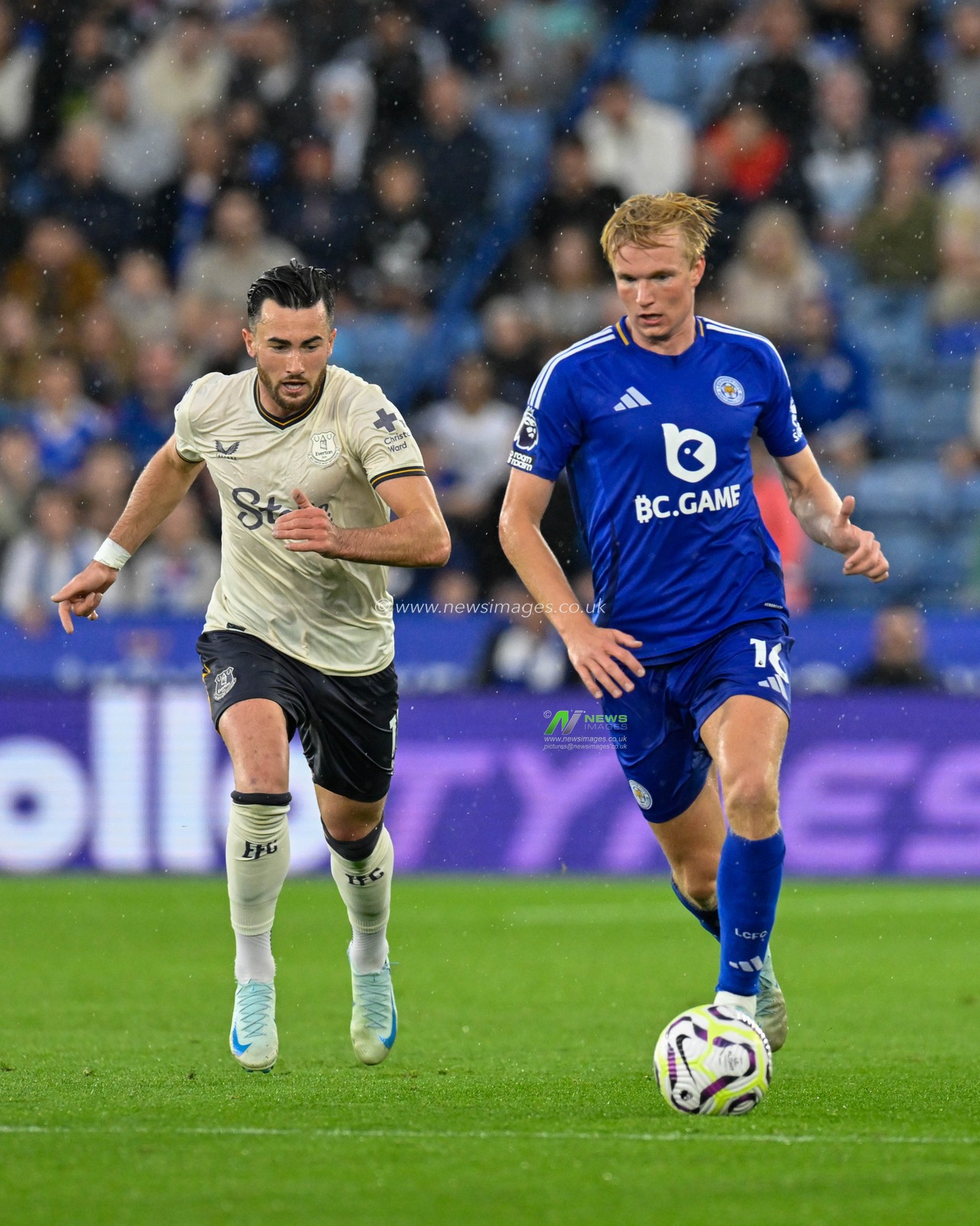 Victor Kristiansen (Leicester City) attacking with the ball with Jack HARRISON (Everton FC) giving chase during the Premier League match Leicester City vs Everton at King Power Stadium, Leicester, United Kingdom, 21st September 2024

(Photo by Mark Dunn/News Images)