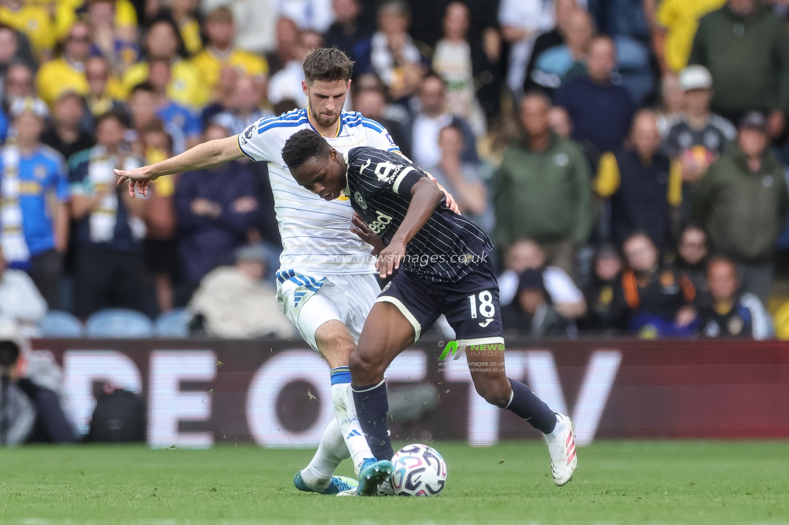 Anton Stach of Leeds United and Mamadou Sangare of Brentford battle for the ball during the Premier League match Leeds United vs Brentford at Elland Road, Leeds, United Kingdom on 30 August 2026

(Photo by Mark Cosgrove/News Images)