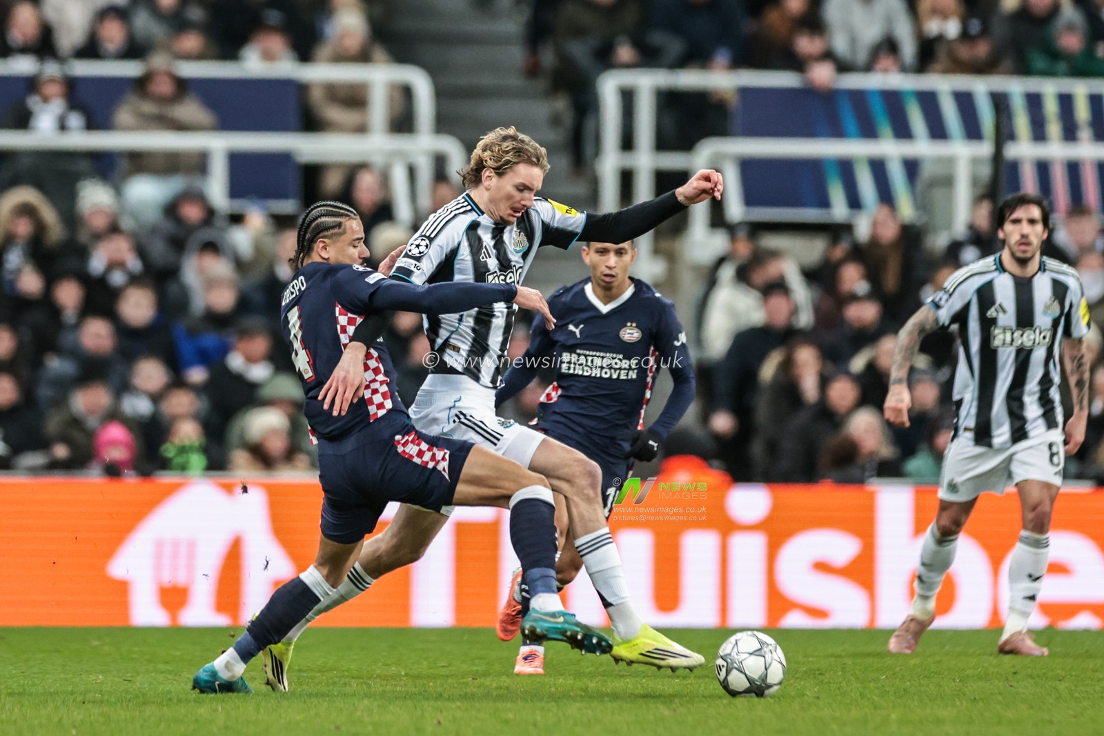 Armando Obispo of PSV Eindhoven and Nick Woltemade of Newcastle United battle for the ball during the UEFA Champions League Matchday 7 of 8 Newcastle United v PSV Eindhovenn at St. James's Park, Newcastle, United Kingdom, 21st January 2026

(Photo by Mark Cosgrove/News Images)