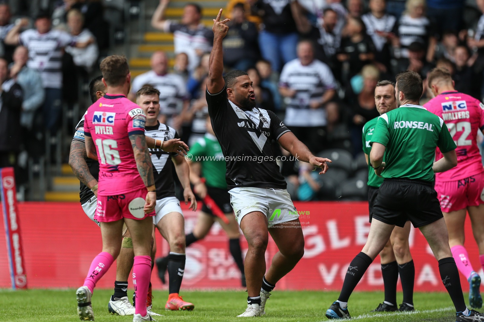 Chris Satae #10 of Hull FC celebrates his try