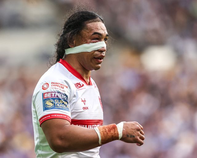 Tom Amone of Hull KR has his face bandaged up after an injury during the Betfred Super League round 16 match Leeds Rhinos vs Hull KR at AMT Headingley Stadium, Leeds, United Kingdom on 26 June 2026

(Photo by Alfie Cosgrove/News Images)