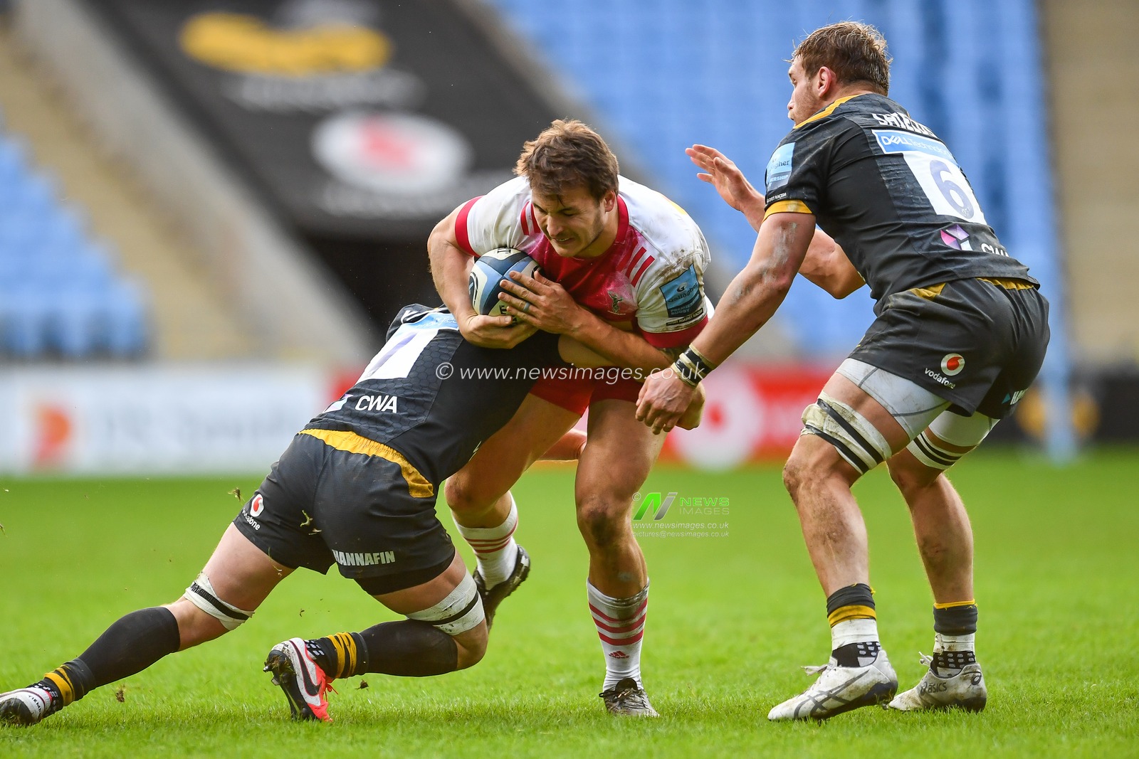 Andre Esterhuizen of Harlequins is tackled by Thomas Young of Wasps