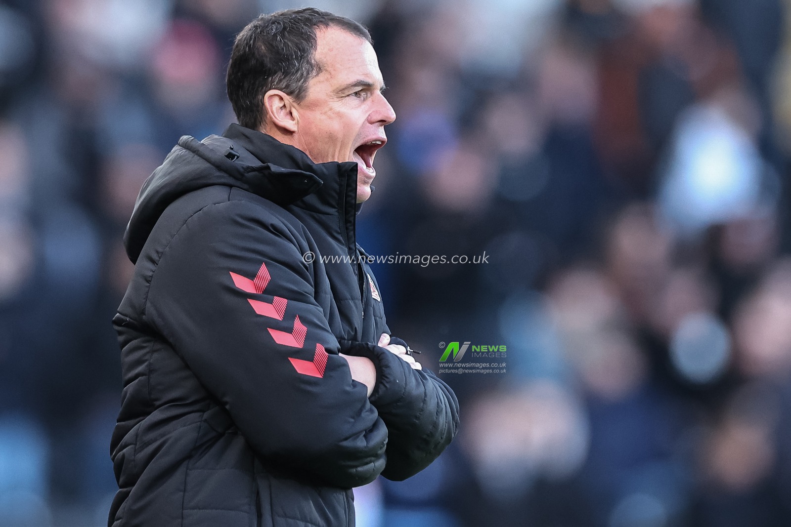 RÃ©gis Le Bris manager of Sunderland shouts instruction during the Sky Bet Championship match Hull City vs Sunderland at MKM Stadium, Hull, United Kingdom, 20th October 2024

(Photo by Mark Cosgrove/News Images)