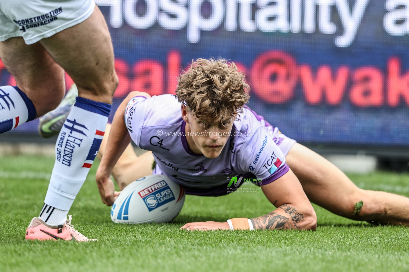 Arron Lindop of Warrington Wolves goes over for a try during the Betfred Super League Round 11 match Wakefield Trinity vs Warrington Wolves at DIY Kitchens Stadium, Wakefield, United Kingdom, 18th May 2025

(Photo by Alfie Cosgrove/News Images)