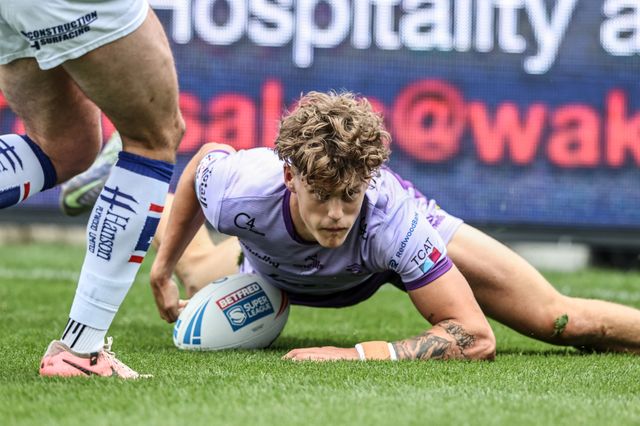 Arron Lindop of Warrington Wolves goes over for a try during the Betfred Super League Round 11 match Wakefield Trinity vs Warrington Wolves at DIY Kitchens Stadium, Wakefield, United Kingdom, 18th May 2025

(Photo by Alfie Cosgrove/News Images)