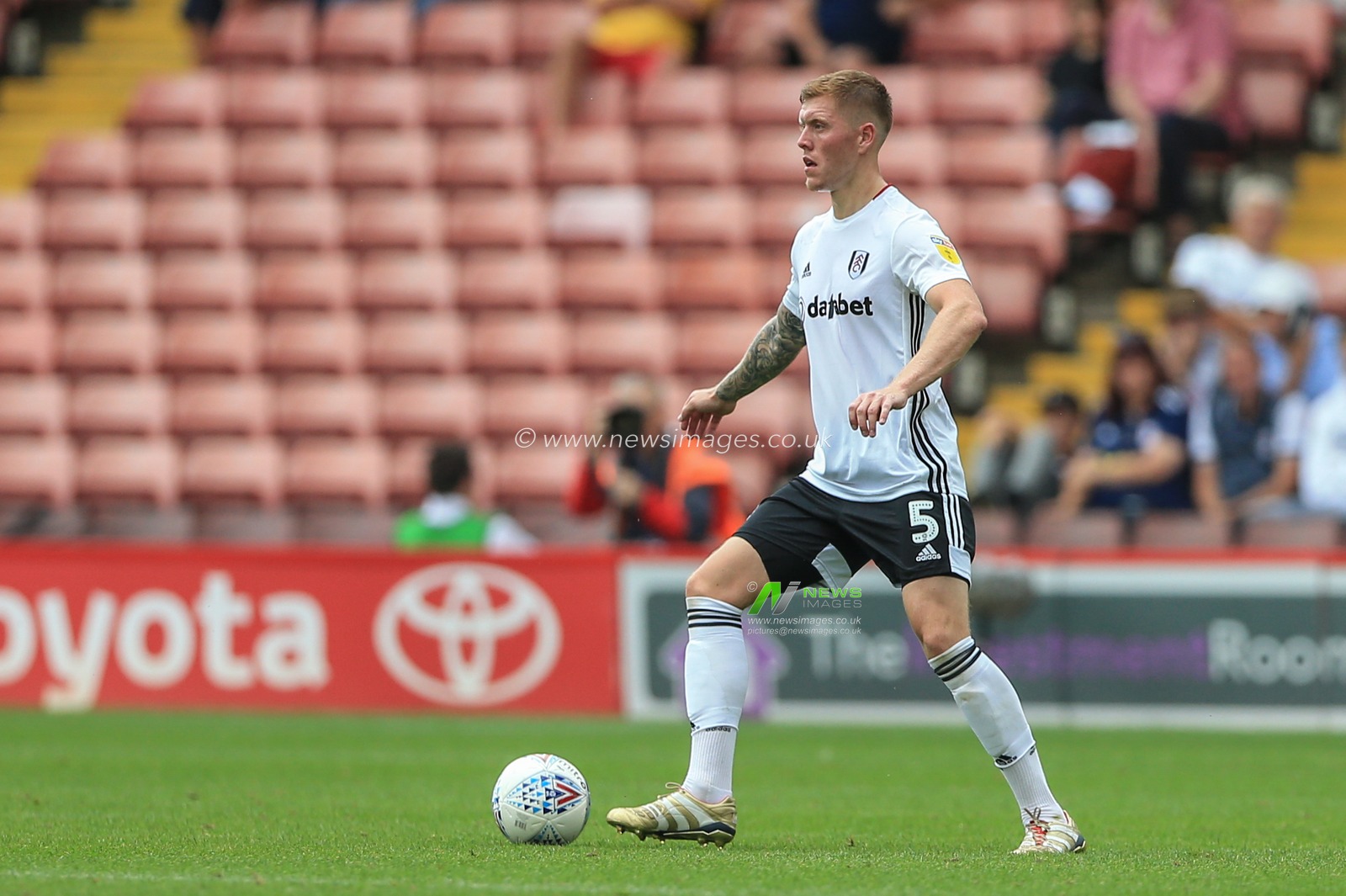 3rd August 2019, Oakwell, Barnsley, England; Sky Bet Championship, Barnsley vs Fulham ; Alfie Mawson (5) of Fulham with the ball 


Credit: Mark Cosgrove/News Images

English Football League images are subject to DataCo Licence
