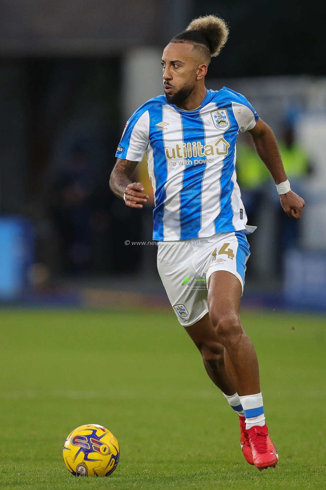 Sorba Thomas #14 of Huddersfield Town on the ball during the Sky Bet Championship match Huddersfield Town vs Southampton at John Smith's Stadium, Huddersfield, United Kingdom, 25th November 2023

(Photo by James Heaton/News Images)