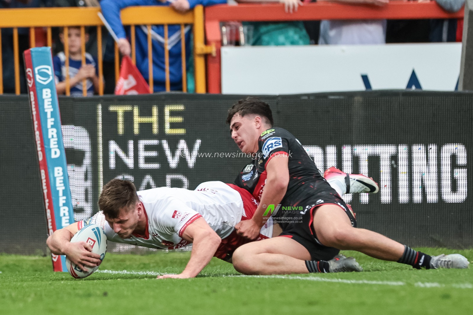 Tom Davies of Hull KR goes over for a try during the Betfred Super League round 12 match Hull KR vs Wigan Warriors at Sewell Group Craven Park, Hull, United Kingdom on 21 May 2026

(Photo by Mark Cosgrove/News Images)