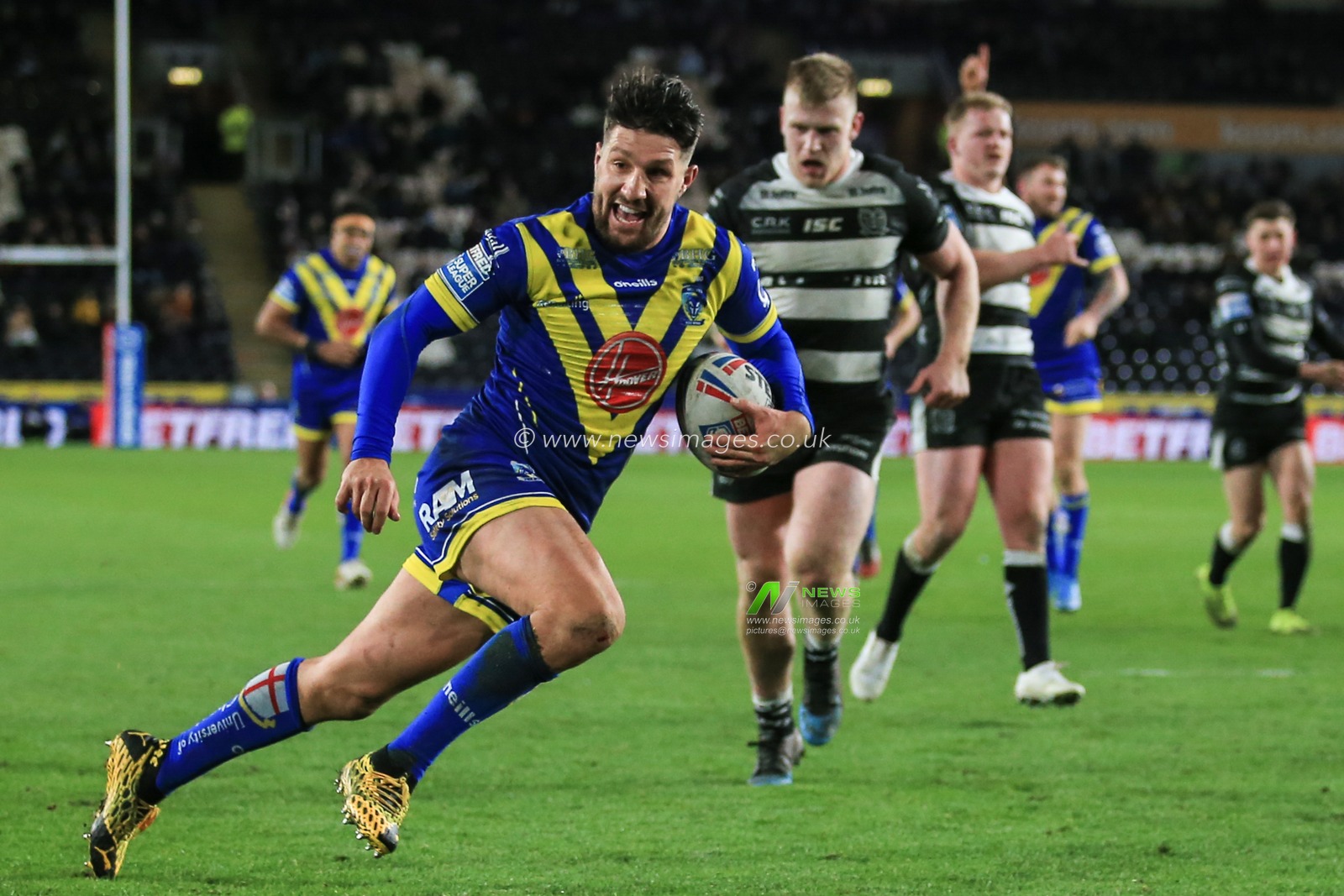 12th March 2020, KCOM Stadium, Hull, England; Betfred Super League, Hull FC v Warrington Wolves : Gareth Widdop (7) of Warrington Wolves runs towards the try line