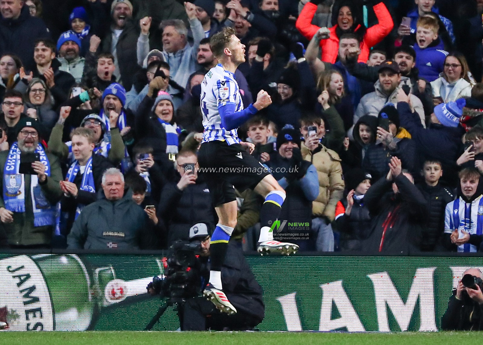 Michael Smith of Sheffield Wednesday celebrates goal after making it 1-1 during the Sky Bet Championship match Sheffield Wednesday vs Luton Town at Hillsborough, Sheffield, United Kingdom, 1st February 2025

(Photo by Jorge Horsted/News Images)