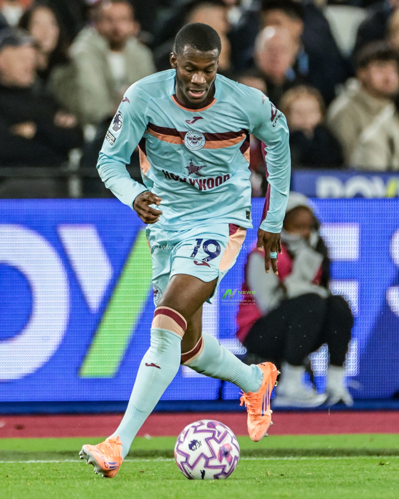 Dango Ouattara of Brentford breaks with the ball during the Premier League match West Ham United vs Brentford at London Stadium, London, United Kingdom, 20th October 2025

(Photo by Mark Cosgrove/News Images)