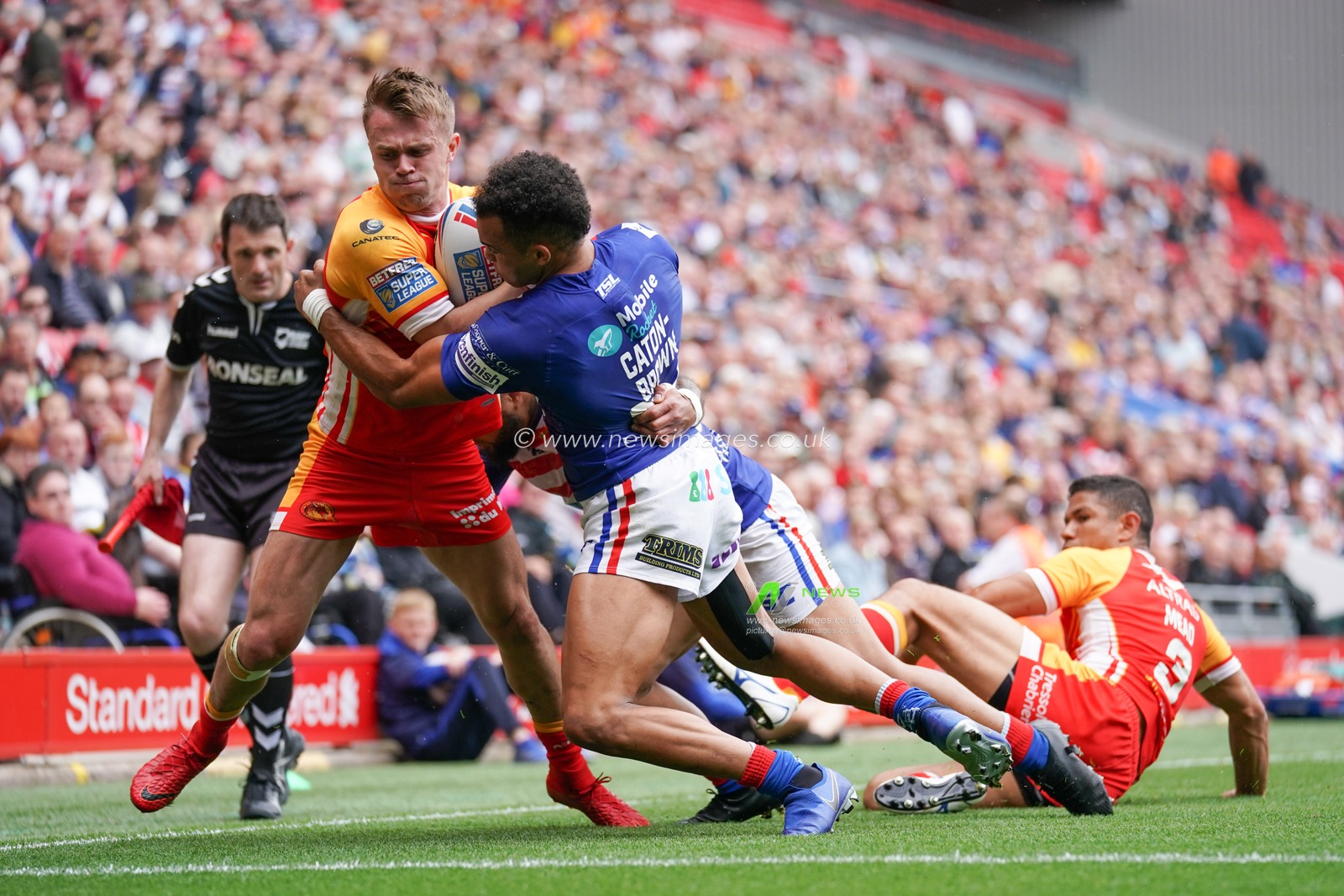Catalans Dragons's Lewis Tierney is tackled by Wakefield Trinity's MASON CATON-BROWN


25th May 2019 , Anfield Stadium, Liverpool, England; Dacia Magic Weekend, Betfred Super League Round 16, Wakefield Trinity vs Catalans Dragons ;

Credit: Terry Donnelly/News Images