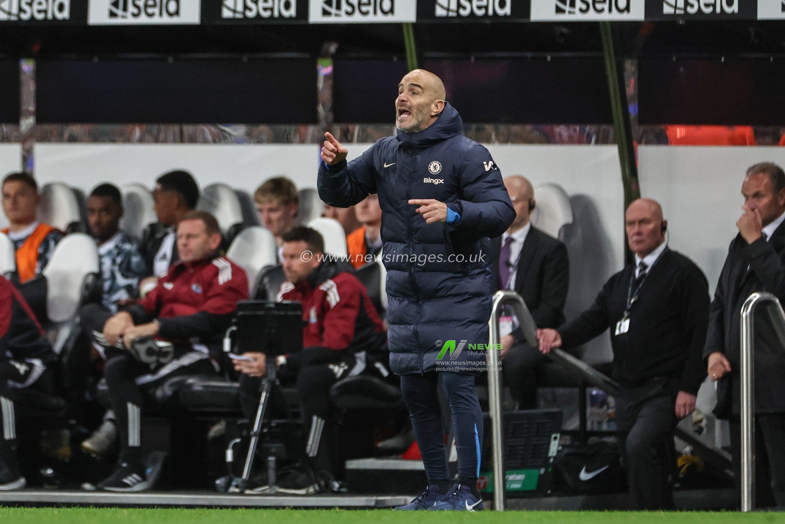 Enzo Maresca manager of Chelsea gives his team instructions during the Carabao Cup Last 16 match Newcastle United vs Chelsea at St. James's Park, Newcastle, United Kingdom, 30th October 2024

(Photo by Mark Cosgrove/News Images)