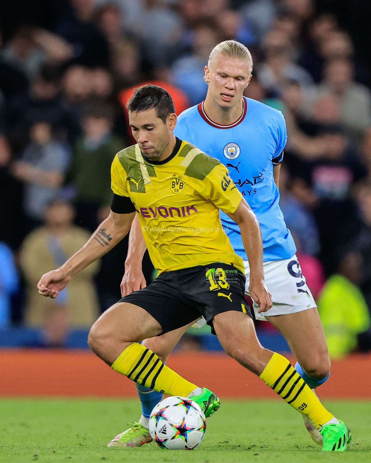 RaphaÃ«l Guerreiro #13 of Borussia Dortmund holds the ball as Erling Haaland #9 of Manchester City pressures during the UEFA Champions League match Manchester City vs Borussia Dortmund at Etihad Stadium, Manchester, United Kingdom, 14th September 2022

(Photo by Conor Molloy/News Images)