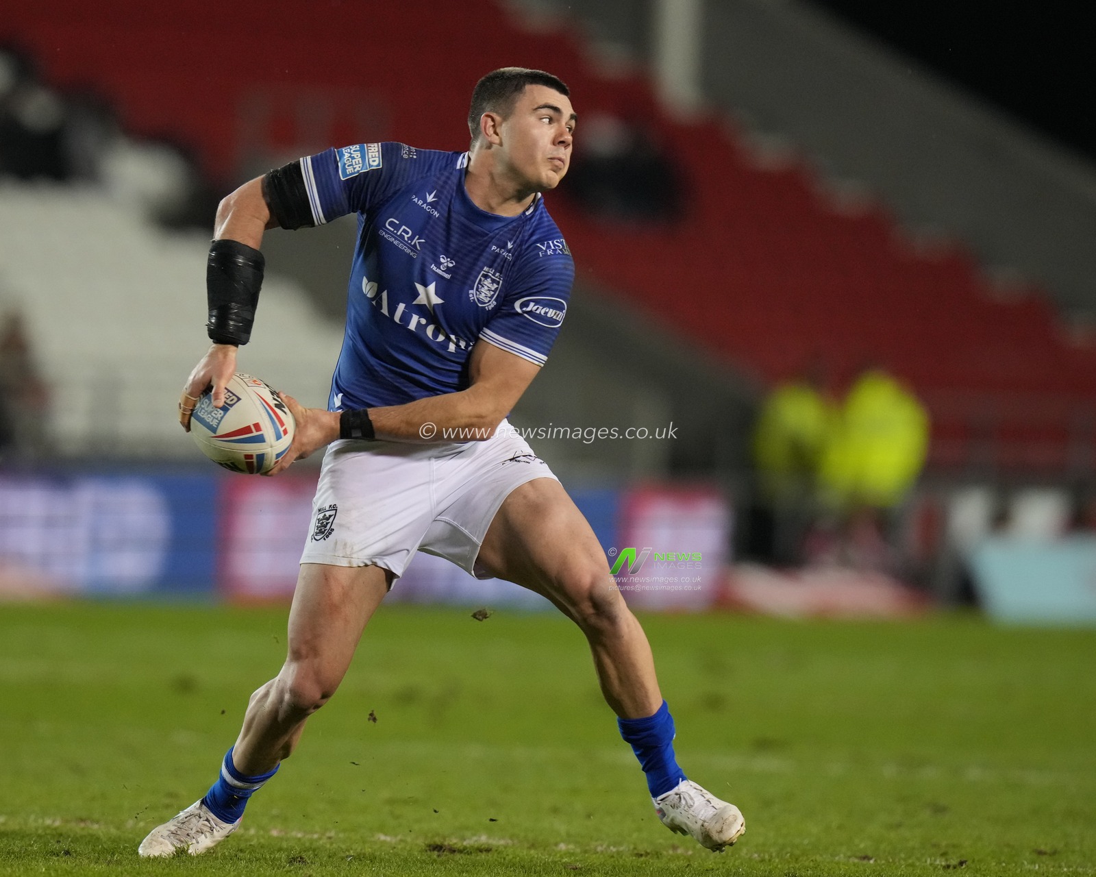 Jake Clifford #7 of Hull FC passes the ballduring the Betfred Super League Round 5 match St Helens vs Hull FC at Totally Wicked Stadium, St Helens, United Kingdom, 17th March 2023

(Photo by Steve Flynn/News Images)