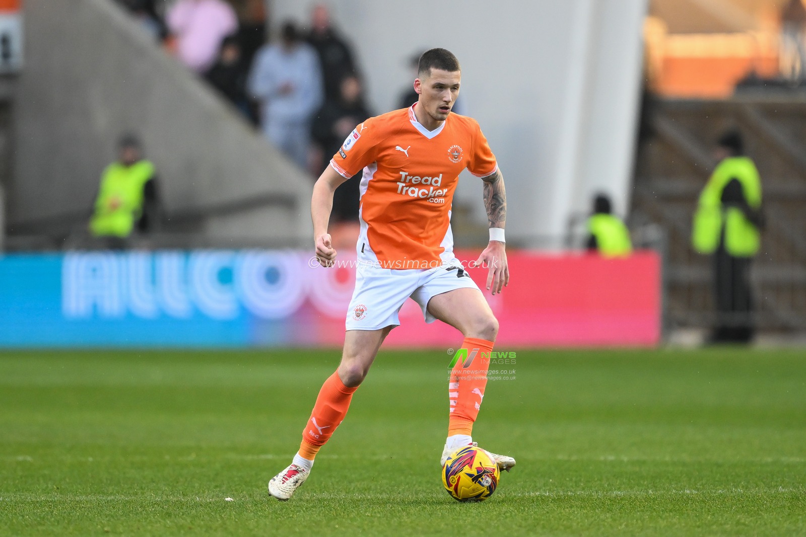 Oliver Casey of Blackpool makes a break with the ball during the Sky Bet League 1 match Blackpool vs Shrewsbury Town at Bloomfield Road, Blackpool, United Kingdom, 1st January 2025

(Photo by Craig Thomas/News Images)