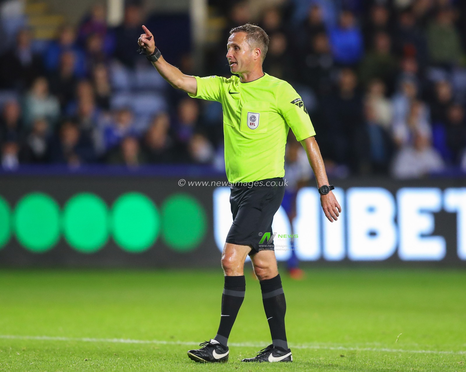 Referee David Webb tells Devis VÃ¡squez #36 of Sheffield Wednesday to move his water bottle during the Sky Bet Championship match Sheffield Wednesday vs Middlesbrough at Hillsborough, Sheffield, United Kingdom, 19th September 2023

(Photo by Gareth Evans/News Images)