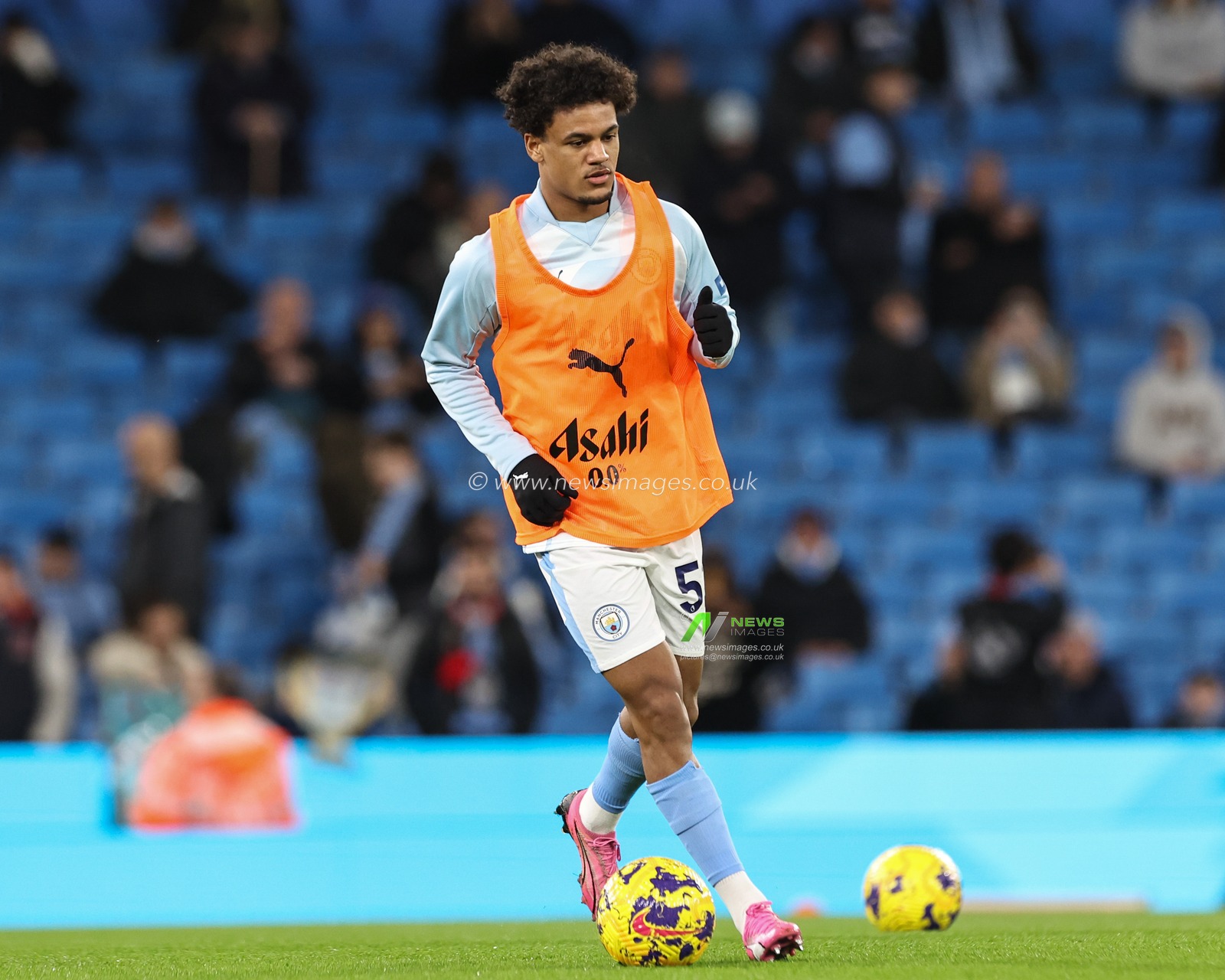 Oscar Bobb of Manchester City in the pregame warmup session during the Premier League match Manchester City vs Brentford at Etihad Stadium, Manchester, United Kingdom, 20th February 2024

(Photo by Mark Cosgrove/News Images)