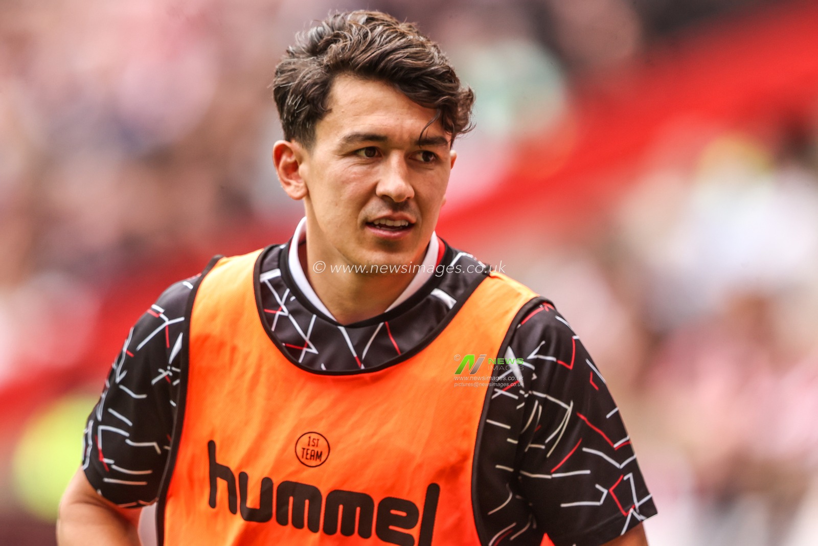Luke O'Nien of Sunderland warms up during the first half during the Premier League match Sunderland vs Fulham at Stadium Of Light, Sunderland, United Kingdom on 30 August 2026

(Photo by Alfie Cosgrove/News Images)