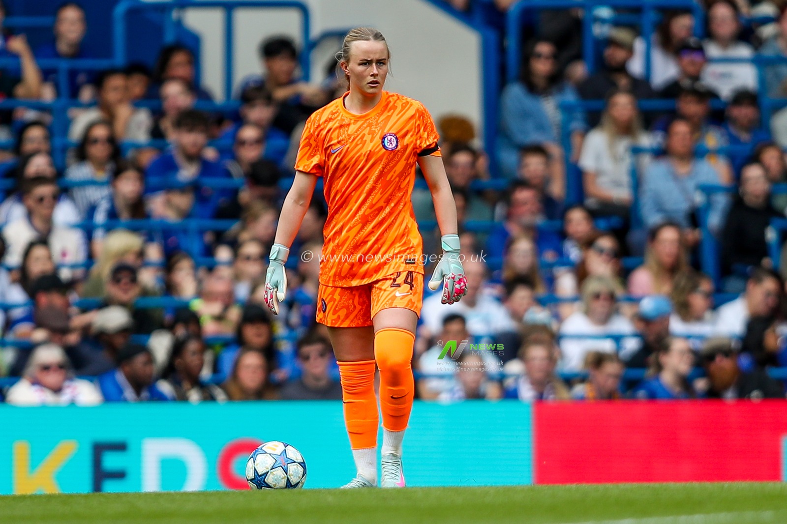 Hannah Hampton of Chelsea Women in action during the UEFA Women's Champions League Semi-Final match Chelsea vs Barcelona at Stamford Bridge, London, United Kingdom, 27th April 2025

(Photo by Izzy Poles/News Images)