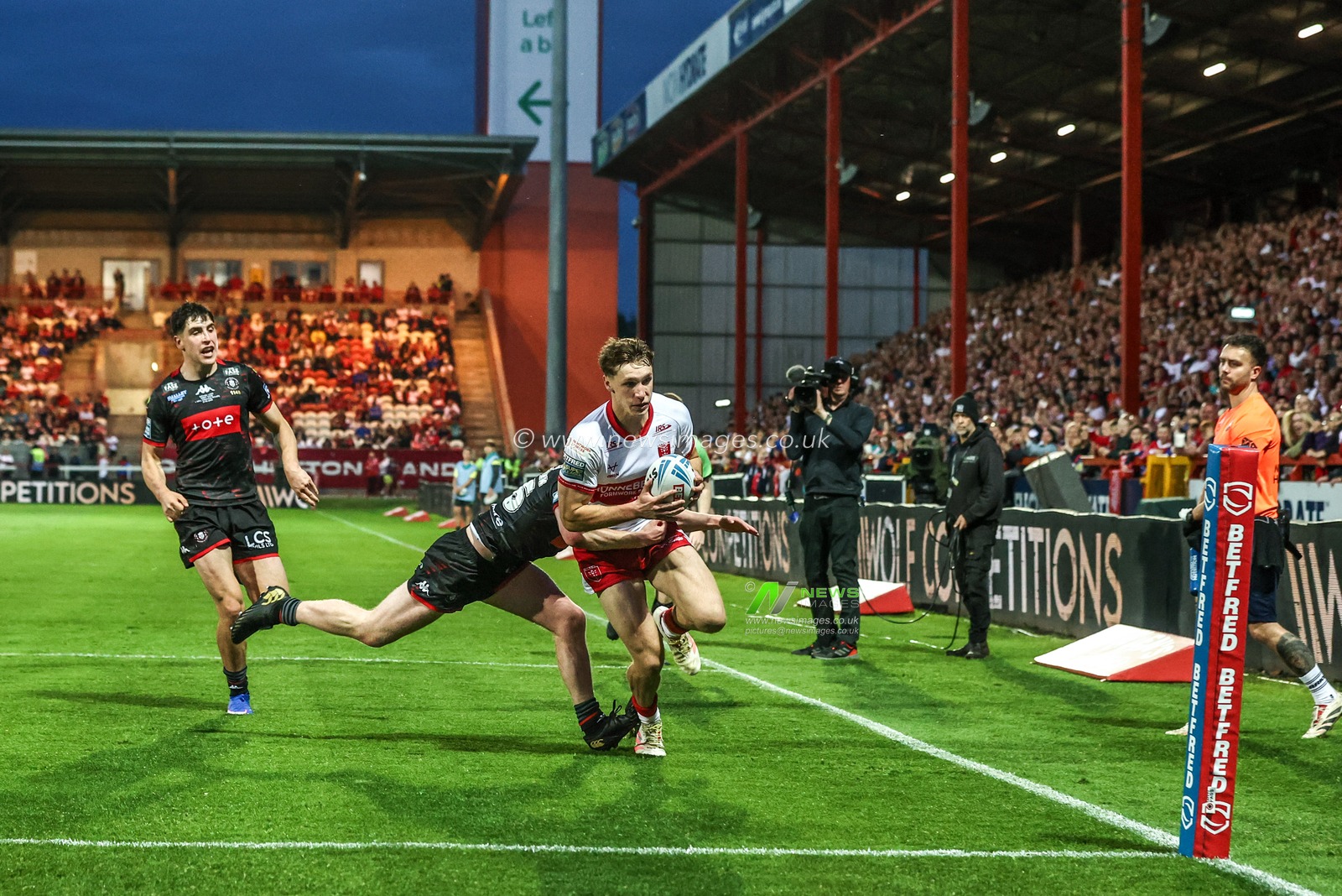 Noah Booth of Hull KR goes over for a try during the Betfred Super League round 12 match Hull KR vs Wigan Warriors at Sewell Group Craven Park, Hull, United Kingdom on 21 May 2026

(Photo by Alfie Cosgrove/News Images)
