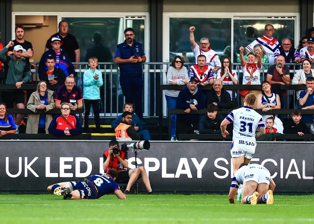 Alex Walmsley of St. Helens goes over for a try during the Betfred Super League round 21 match Wakefield Trinity vs St Helens at DIY Kitchens Stadium, Wakefield, United Kingdom, 8th August 2025

(Photo by Richard Bierton/News Images)