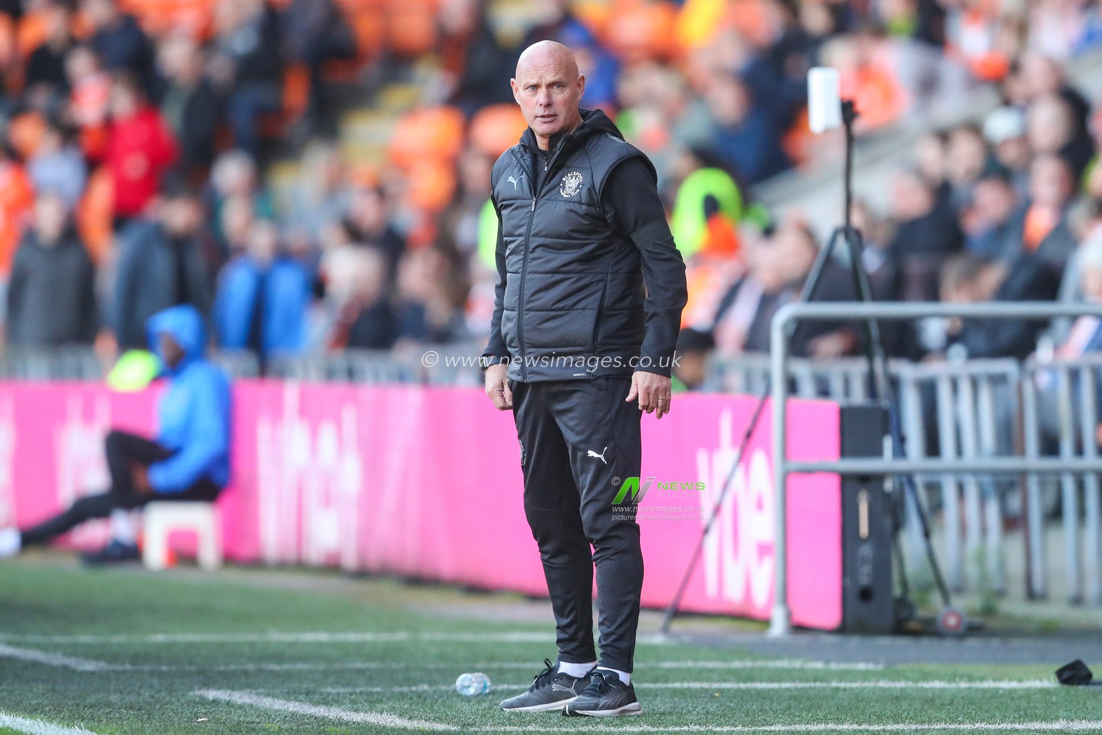 during the Sky Bet League 1 match Blackpool vs Barnsley at Bloomfield Road, Blackpool, United Kingdom, 19th October 2024

(Photo by Gareth Evans/News Images)