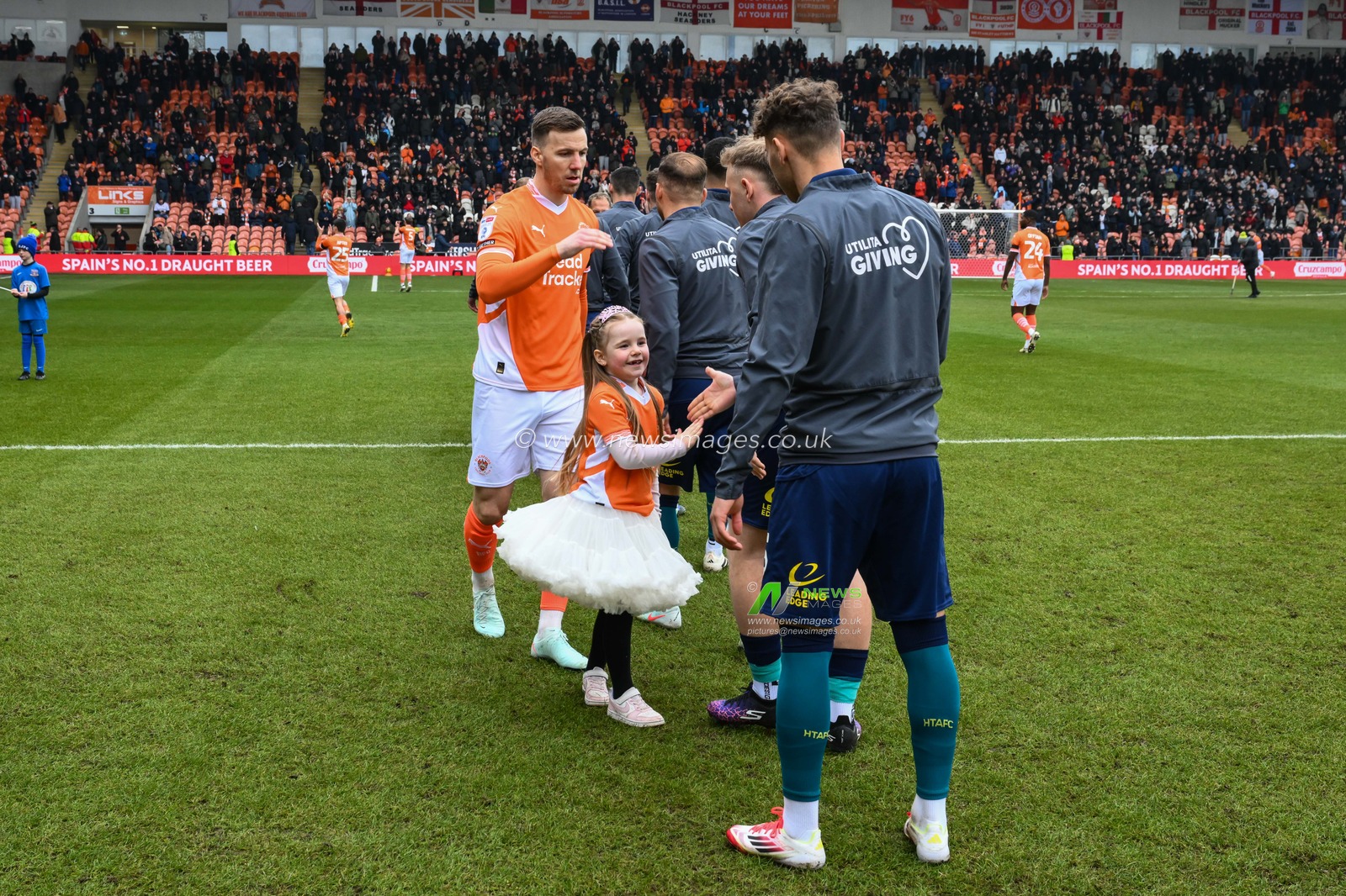 Lee Evans of Blackpool with his daughter as a match day mascot ahead of the Sky Bet League 1 match Blackpool vs Huddersfield Town at Bloomfield Road, Blackpool, United Kingdom, 18th January 2025

(Photo by Craig Thomas/News Images)