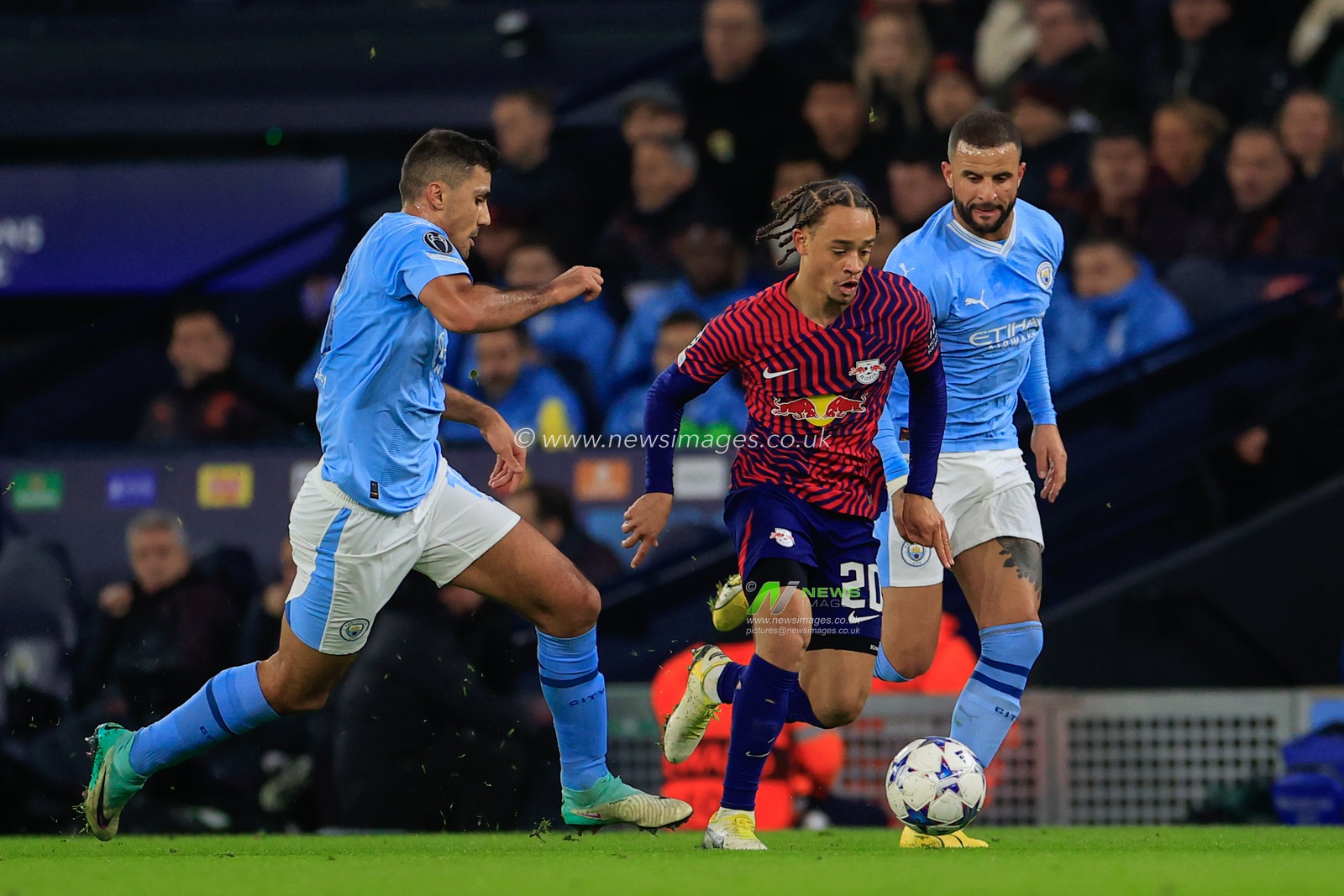 Xavi Simons #20 of RB Leipzig breaks with the ball during the UEFA Champions League Group G match Manchester City vs RB Leipzig at Etihad Stadium, Manchester, United Kingdom, 28th November 2023

(Photo by Conor Molloy/News Images)