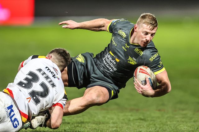 Lachlan Miller of Leeds Rhinos is tackled by Phoenix Steinwede of Bradford Bulls during the Betfred Super League round 7 match Bradford Bulls vs Leeds Rhinos at Odsal Stadium, Bradford, United Kingdom on 03 April 2026

(Photo by Alfie Cosgrove/News Images)