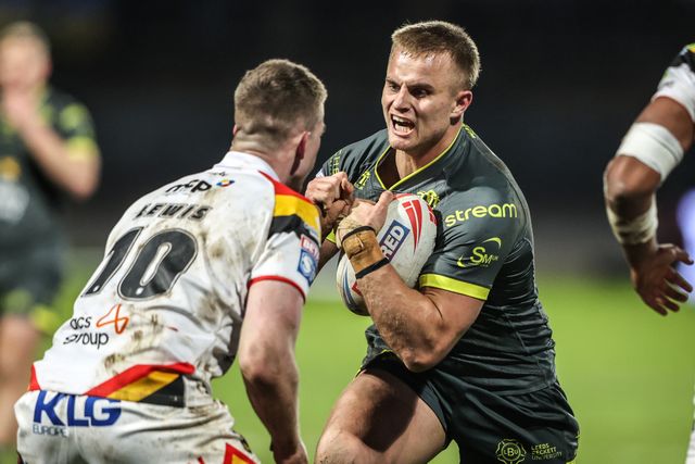 Cooper Jenkins of Leeds Rhinos breaks with the ball under pressure from Loghan Lewis of Bradford Bulls during the Betfred Super League round 7 match Bradford Bulls vs Leeds Rhinos at Odsal Stadium, Bradford, United Kingdom on 03 April 2026

(Photo by Alfie Cosgrove/News Images)