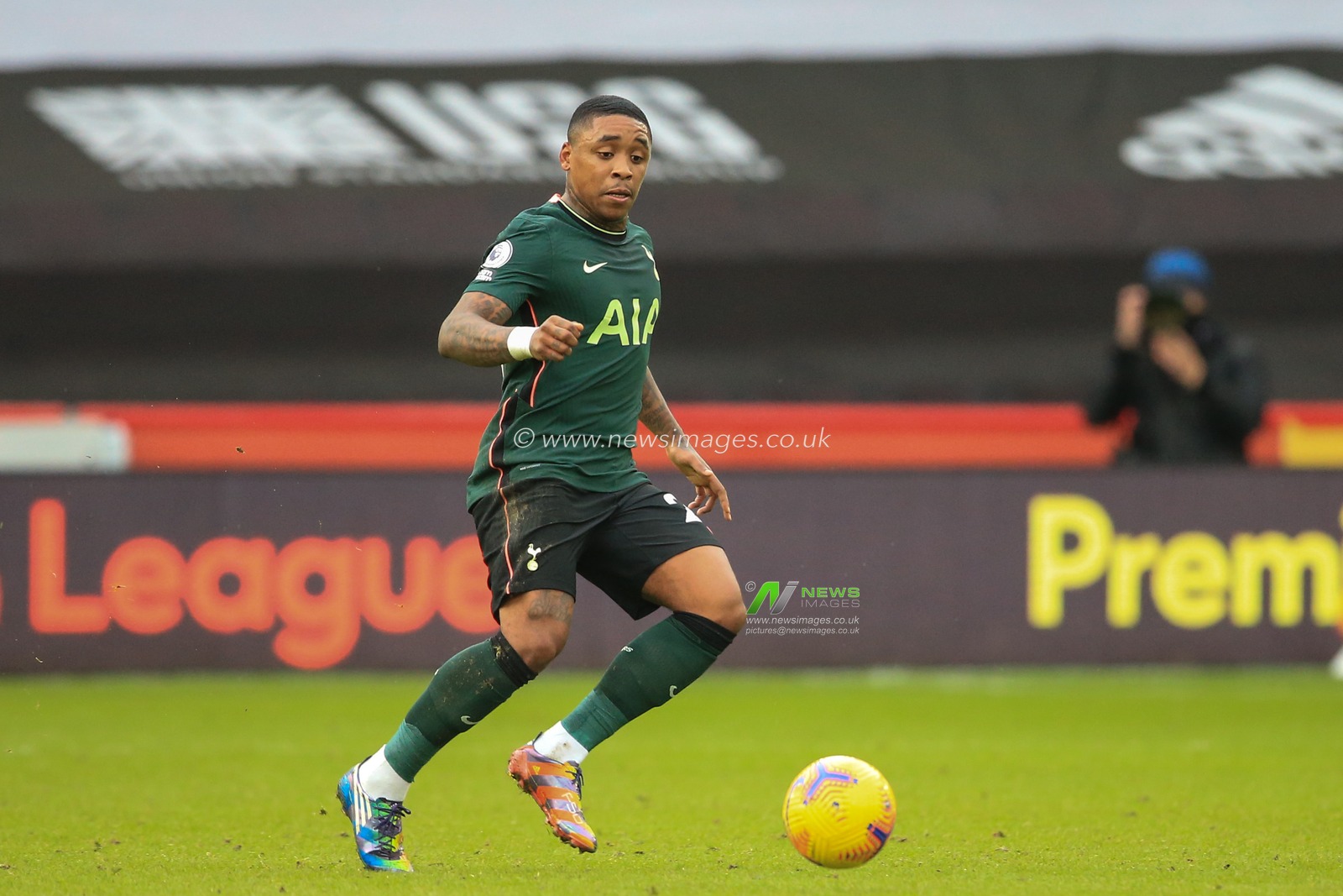 Steven Bergwijn #23 of Tottenham Hotspur passes the ball