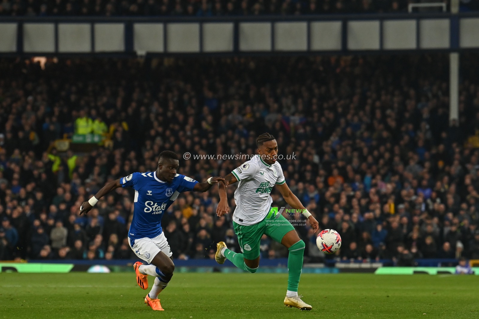 Joe Willock #28 of Newcastle United breaks with the ball during the Premier League match Everton vs Newcastle United at Goodison Park, Liverpool, United Kingdom, 27th April 2023

(Photo by Craig Thomas/News Images)