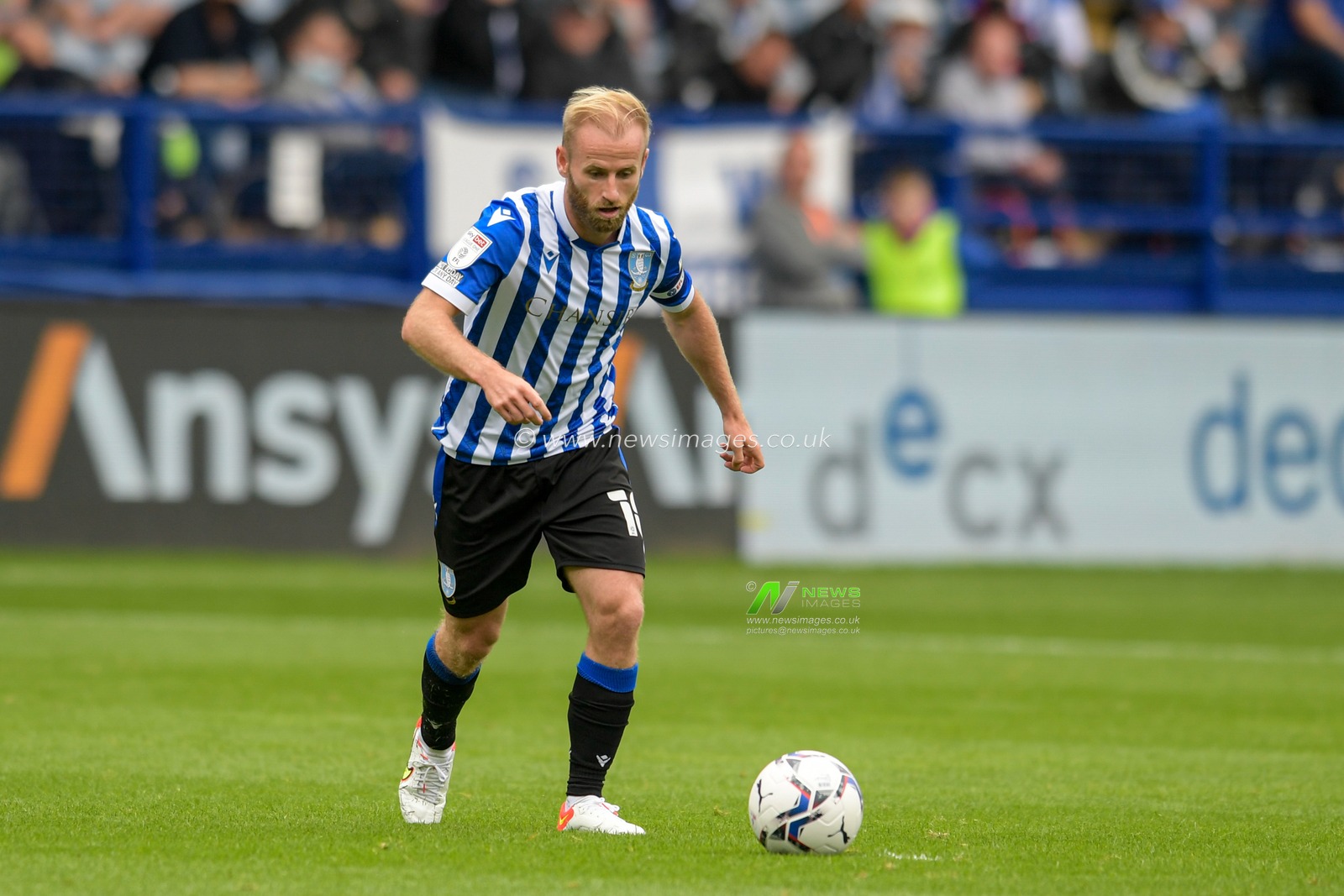 Barry Bannan #10 of Sheffield Wednesday looks to take a free kick