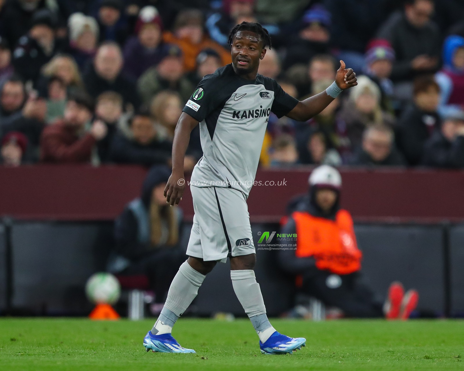 Ibrahim Sadiq #11 of AZ Alkmaar gives his team instructions during the UEFA Europa Conference League match Aston Villa vs AZ Alkmaar at Villa Park, Birmingham, United Kingdom, 9th November 2023

(Photo by Gareth Evans/News Images)