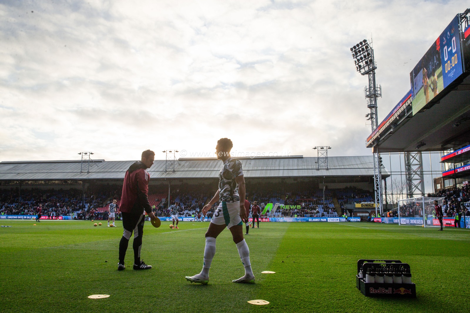 Jacob Murphy of Newcastle United during the pre-game warm up ahead of the Premier League match Crystal Palace vs Newcastle United at Selhurst Park, London, United Kingdom, 30th November 2024

(Photo by Gareth Evans/News Images)