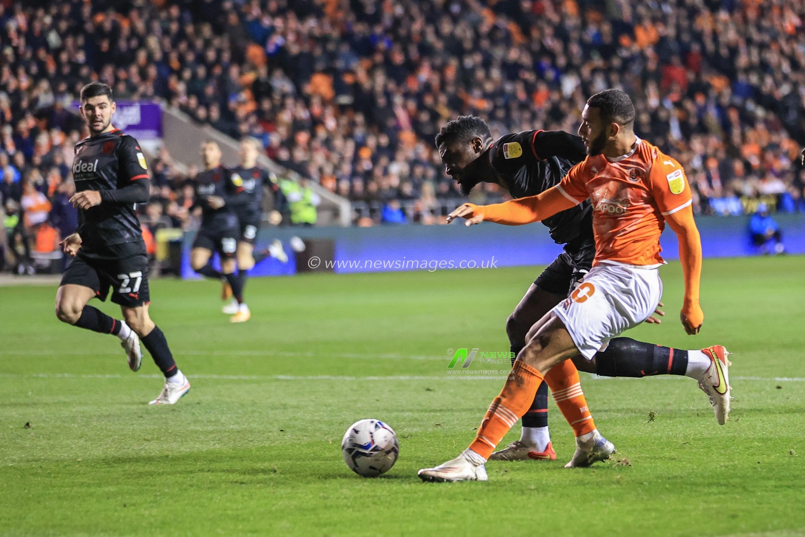 Keshi Anderson #10 of Blackpool breaks free before putting in a cross
